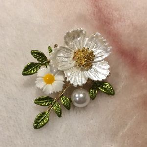 Flower Fashion  Pin Brooch NWT Faux Pearl 2x1.5” Gold Toned Metal Alloy